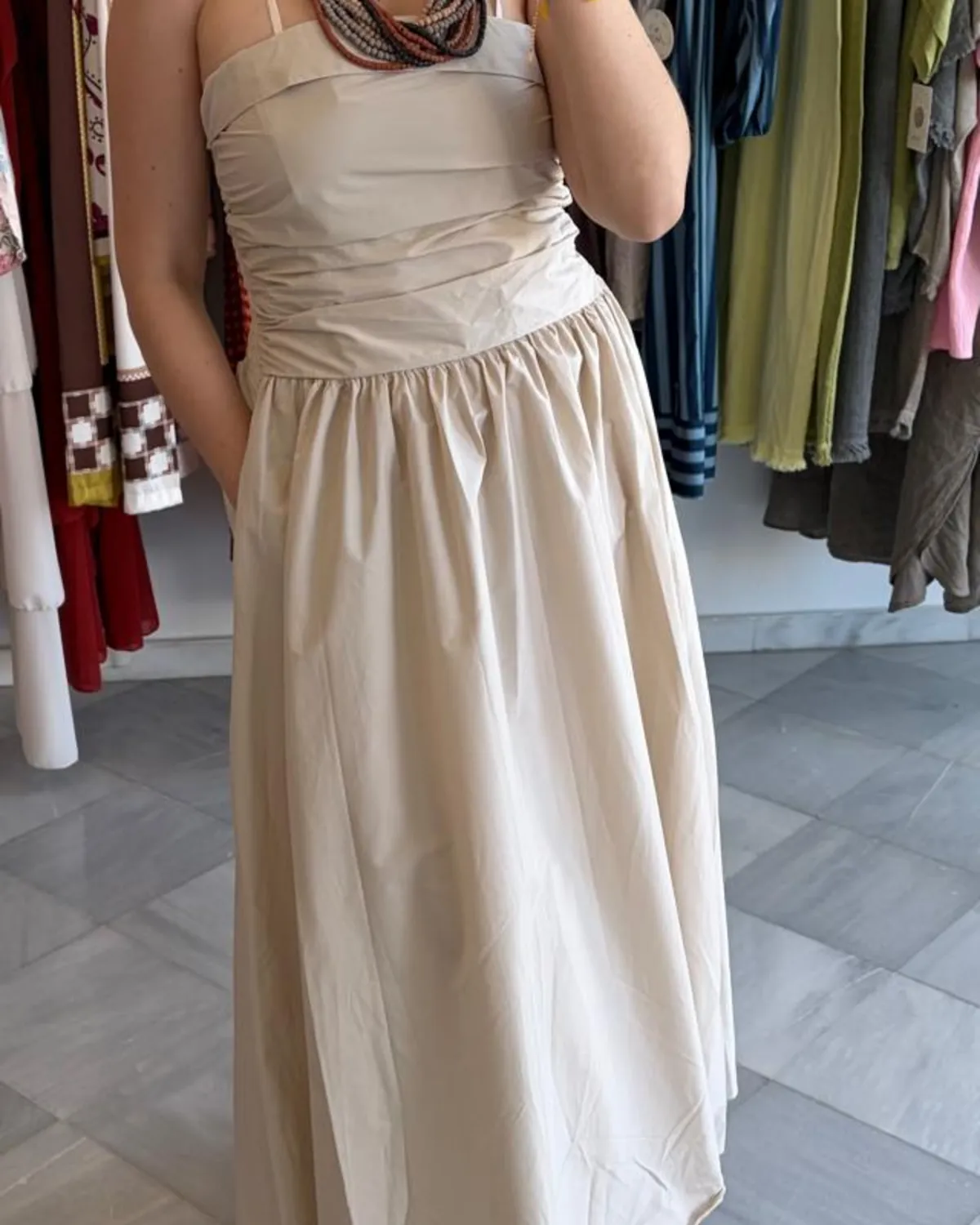 Editorial primavera 2026 — vestido beige con fondo floral