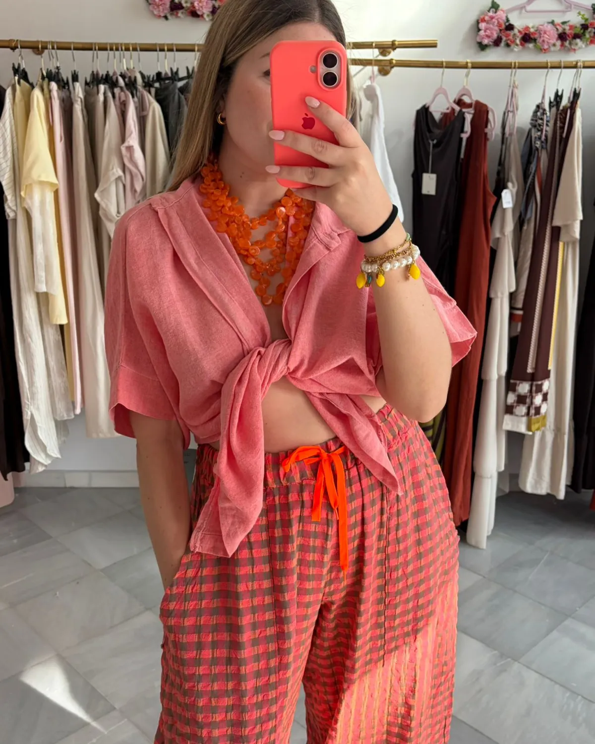 Lookbook colección cuerpos — conjunto coral con pantalón cuadrillé