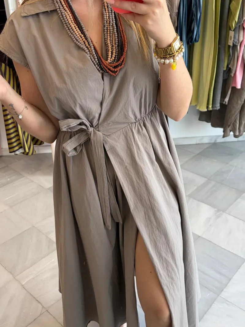 Vestido Valentía — vestido cruzado en gris taupé con cinto